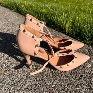 Halogen adjustable strap pumps